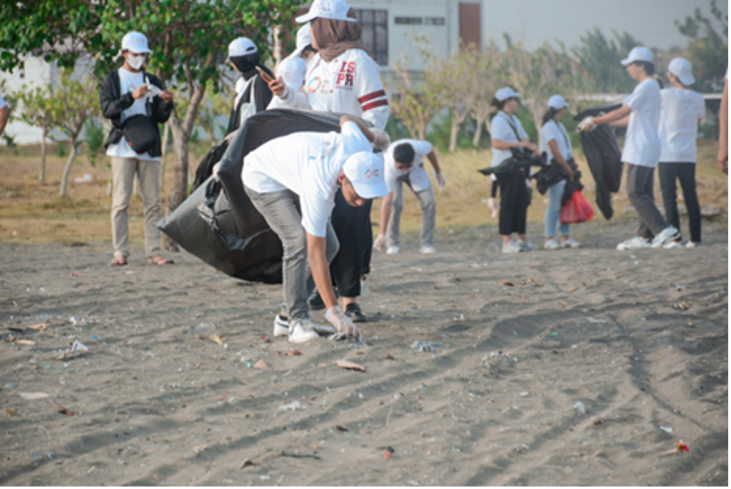 Beach cleaning operation at Jembrana during the SDG Site Visit
